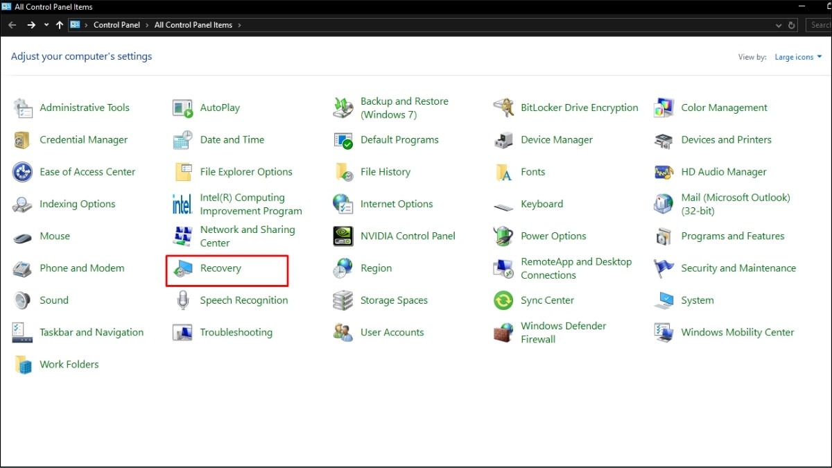 Mở Control Panel > Chọn Recovery