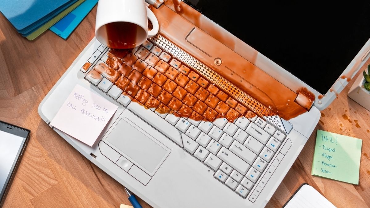 Nước ngấm vào bên trong laptop có thể làm hỏng các linh kiện, gây trắng màn hình