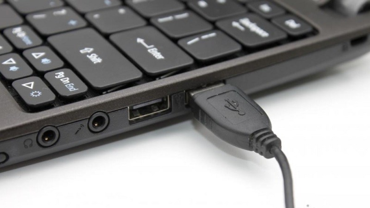 Cắm dây cáp USB từ tay cầm vào cổng USB trên laptop