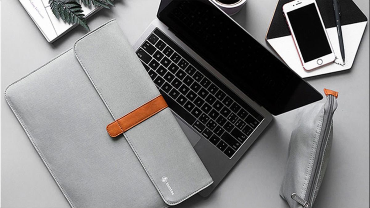 Tránh để các vật nặng đè lên Laptop