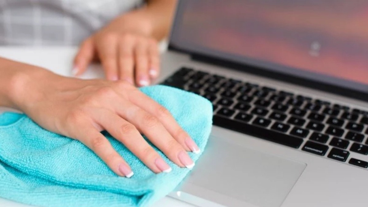 Vệ sinh touchpad/chuột bằng khăn mềm