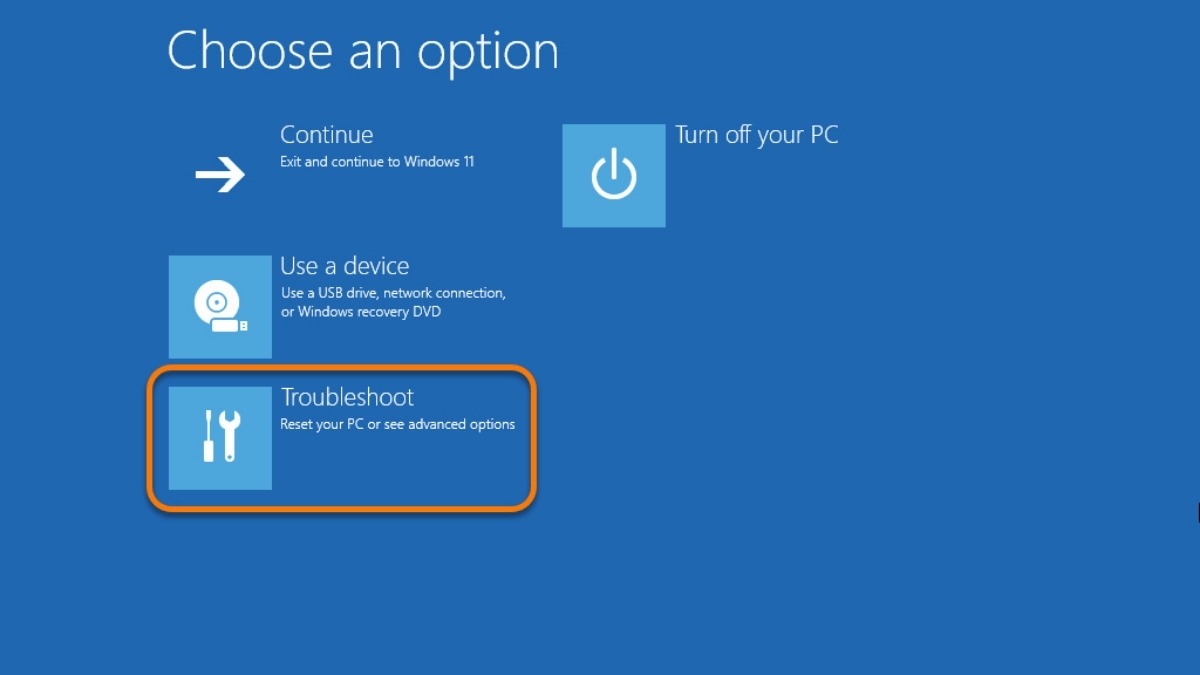Sau khi vào Windows Recovery environment (WinRE), chọn Troubleshoot