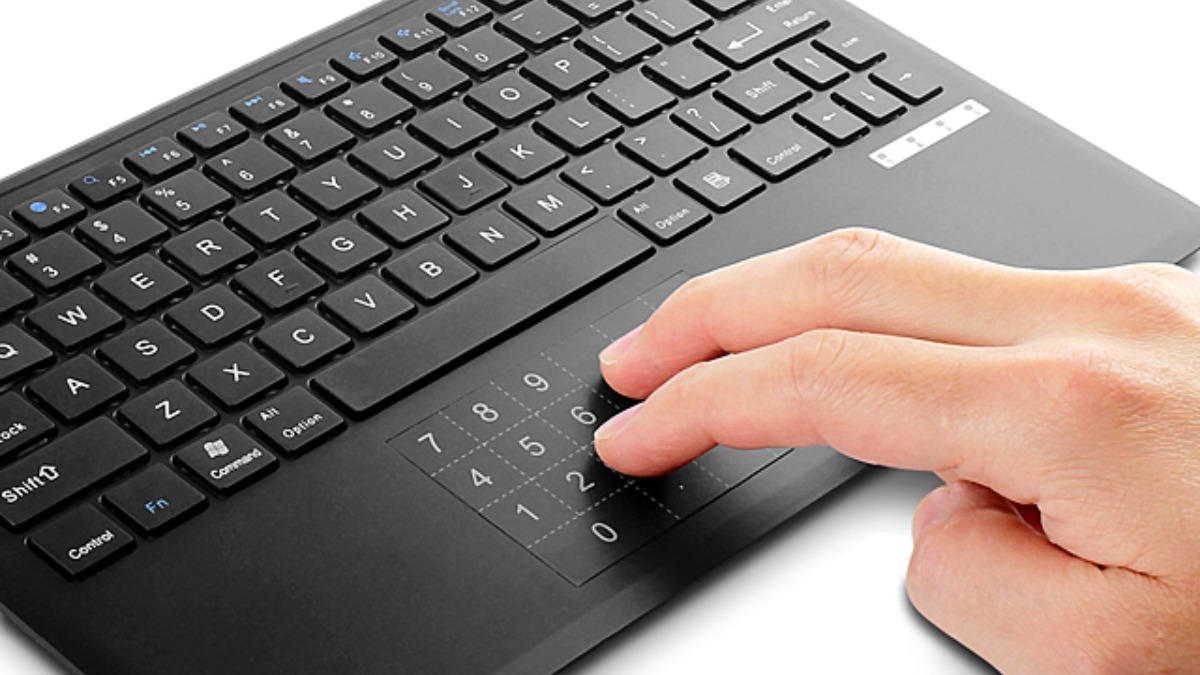 Đặt hai ngón tay lên touchpad và chụm lại để thu nhỏ 