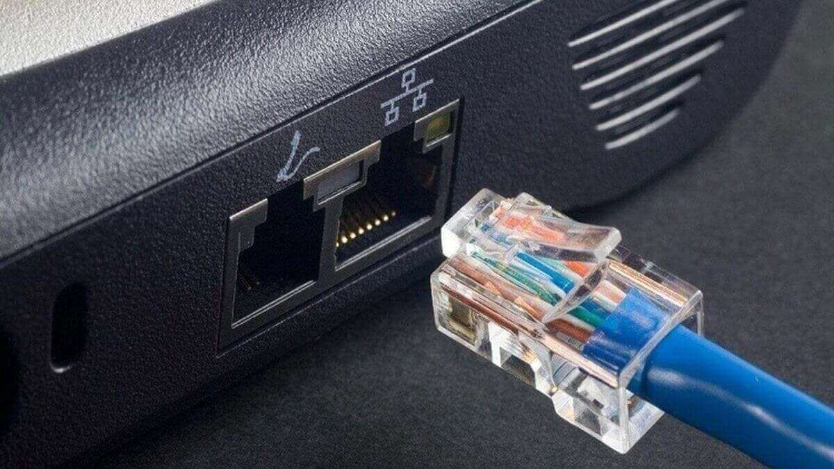 Cắm dây cáp mạng vào cổng mạng LAN trên laptop