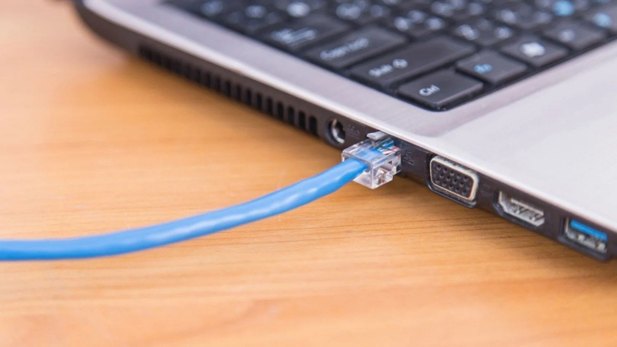 Kiểm tra cổng mạng trên router và laptop xem có bị gỉ sét, bụi bẩn, cong vênh,...