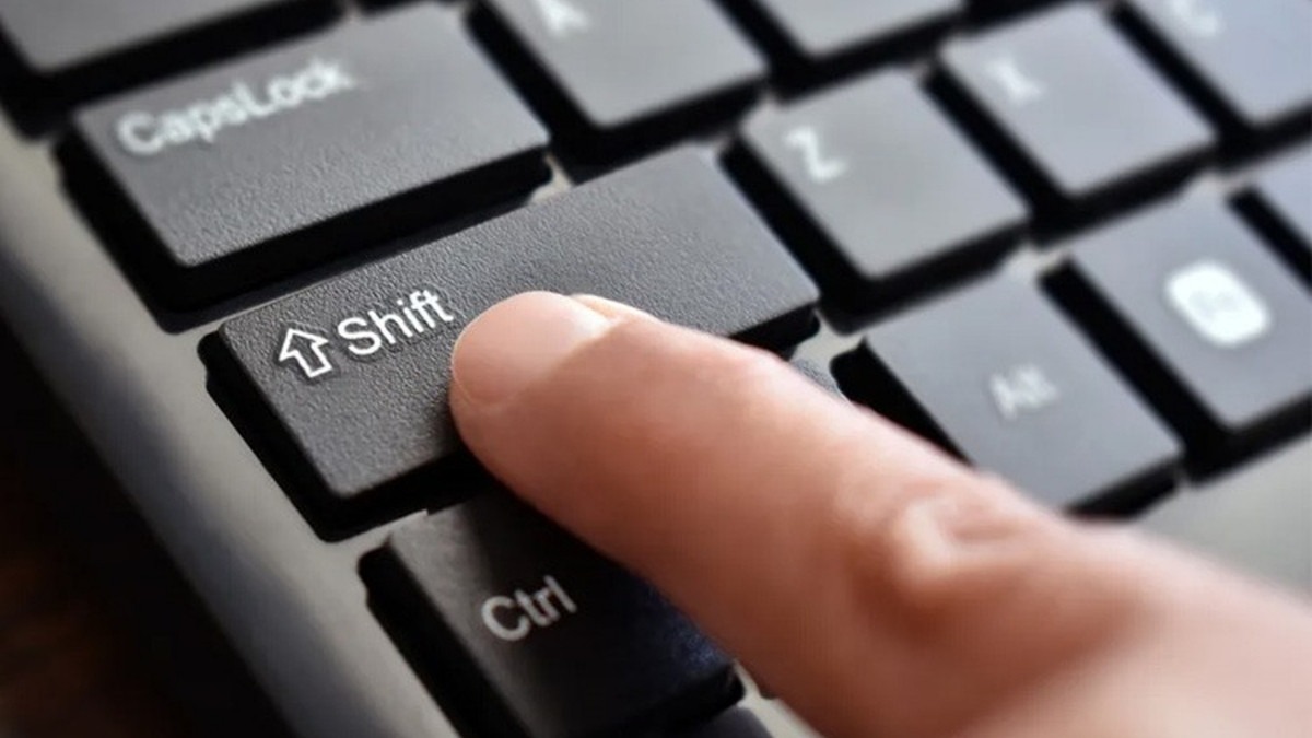 Giữ phím Shift khi tắt máy