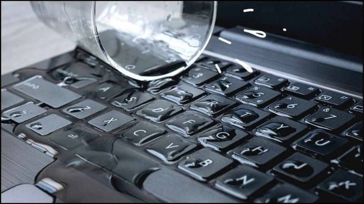 Tránh để laptop tiếp xúc với nước