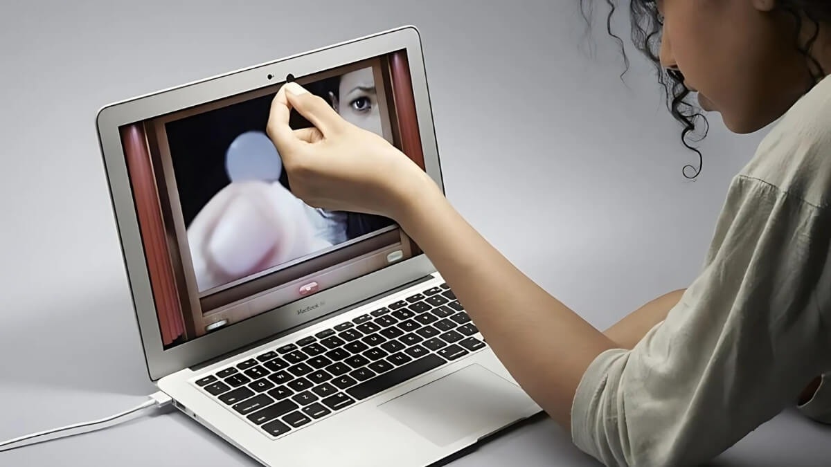 Quan sát đèn LED của webcam và microphone