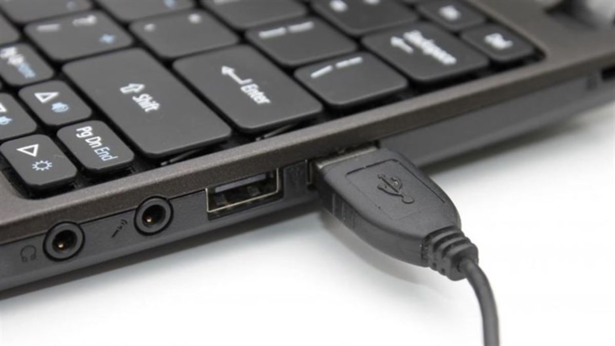 Hãy thử cắm chuột vào một cổng USB khác trên laptop