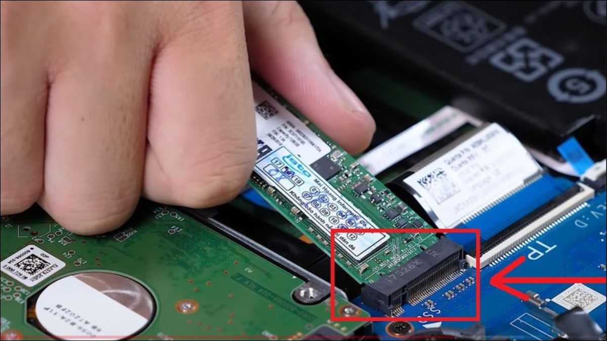 Rút SSD ra khỏi máy