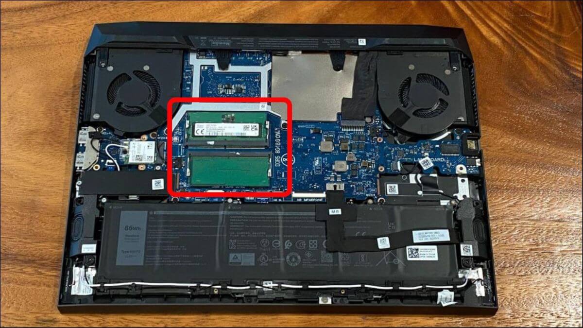 Cần xác định vị trí khe cắm RAM trên laptop