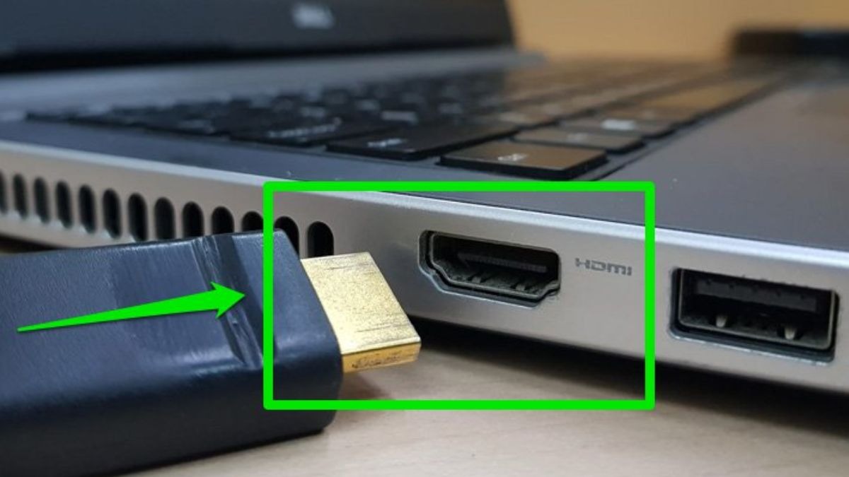 Cắm một đầu cáp HDMI vào cổng HDMI trên laptop