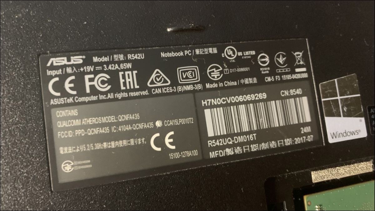 'Model và Serial Number thường được in trên nhãn dán ở mặt dưới của laptop hoặc bên trong khoang pin.