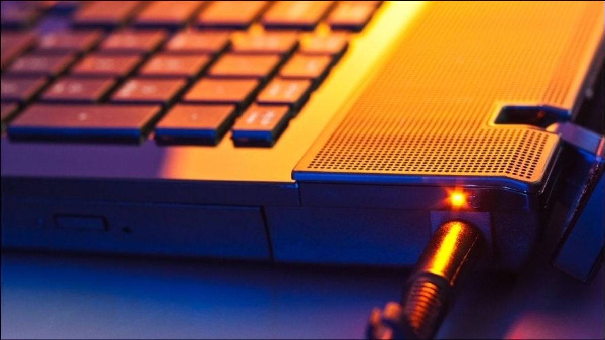 Chân tiếp xúc pin bị bẩn hoặc lỏng cũng ảnh hưởng đến việc cung cấp điện cho laptop