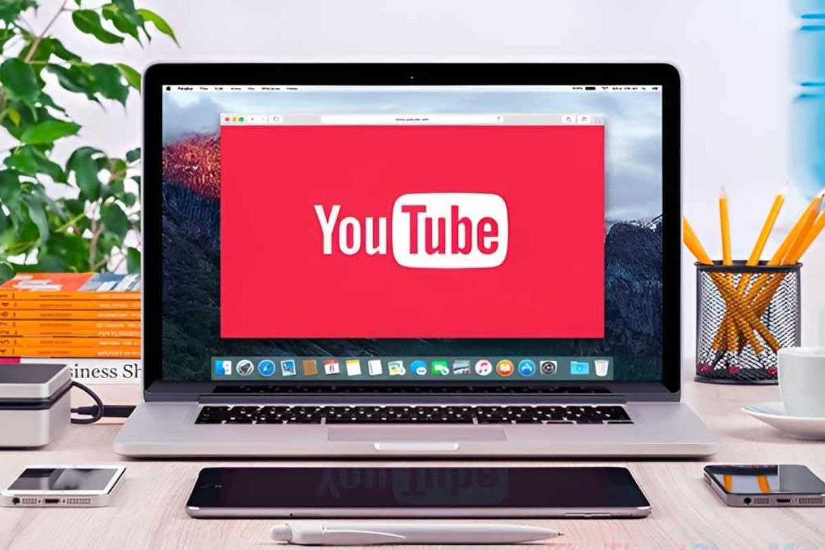 Xả pin laptop bằng cách xem video liên tục
