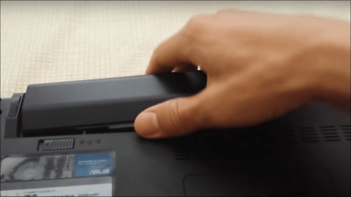 Tháo dây sạc và pin của chiếc Laptop
