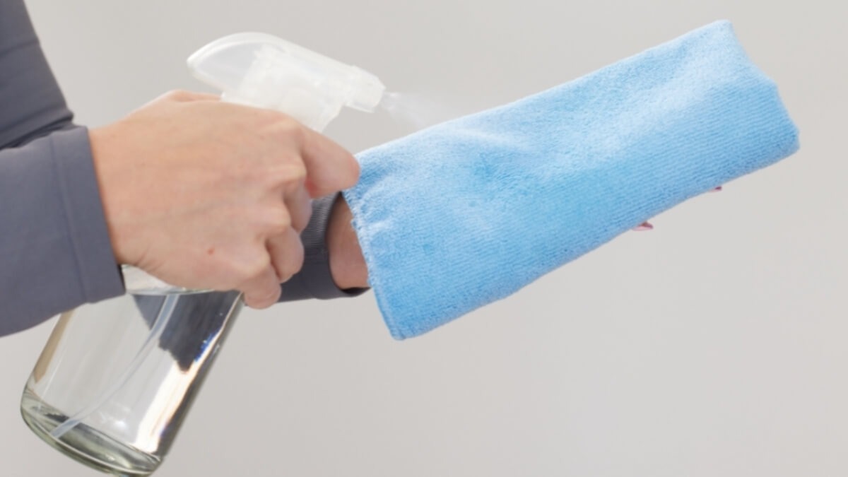 Xịt dung dịch vệ sinh chuyên dụng vào khăn