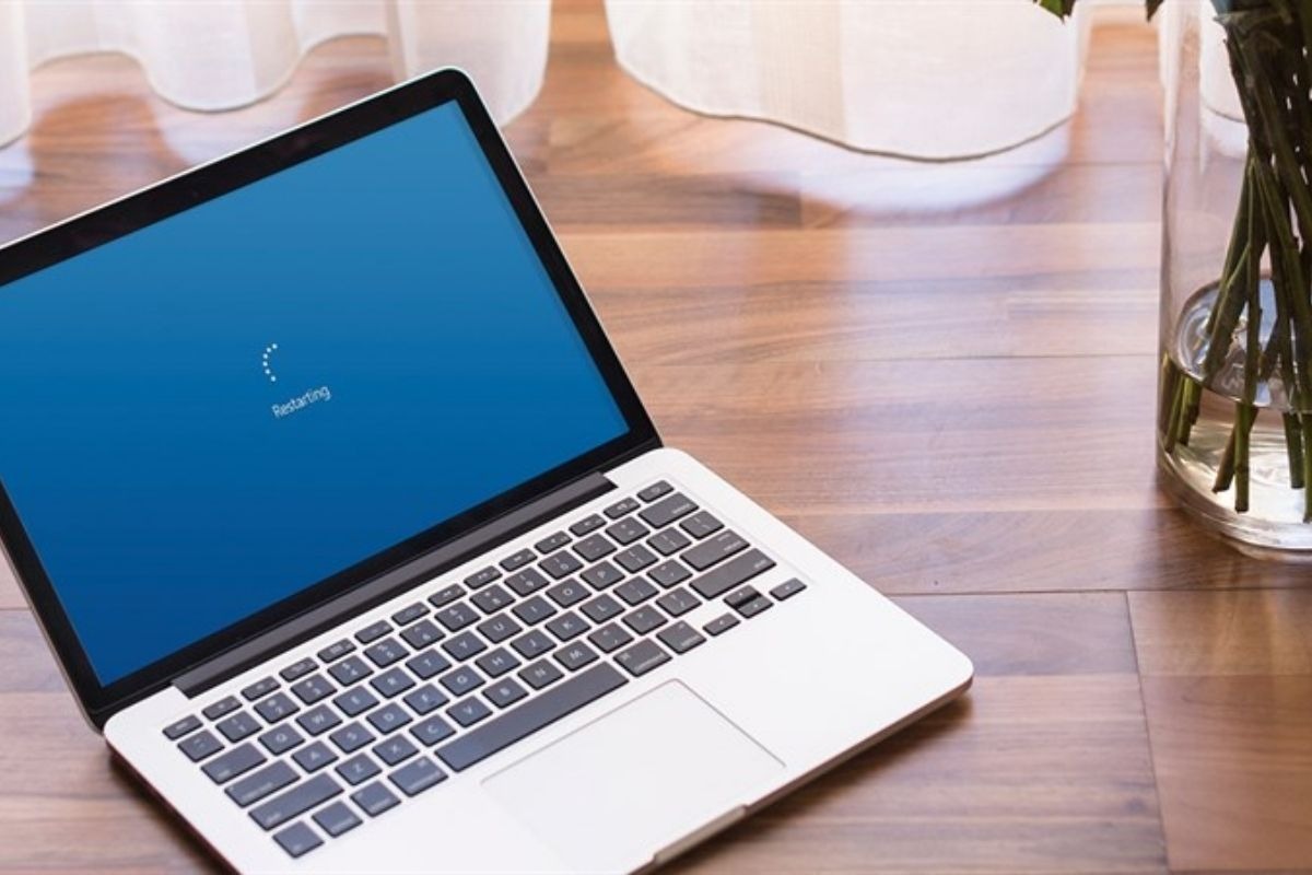 Nhấn tổ hợp phím Alt + F4, chọn Khởi động lại và nhấn OK