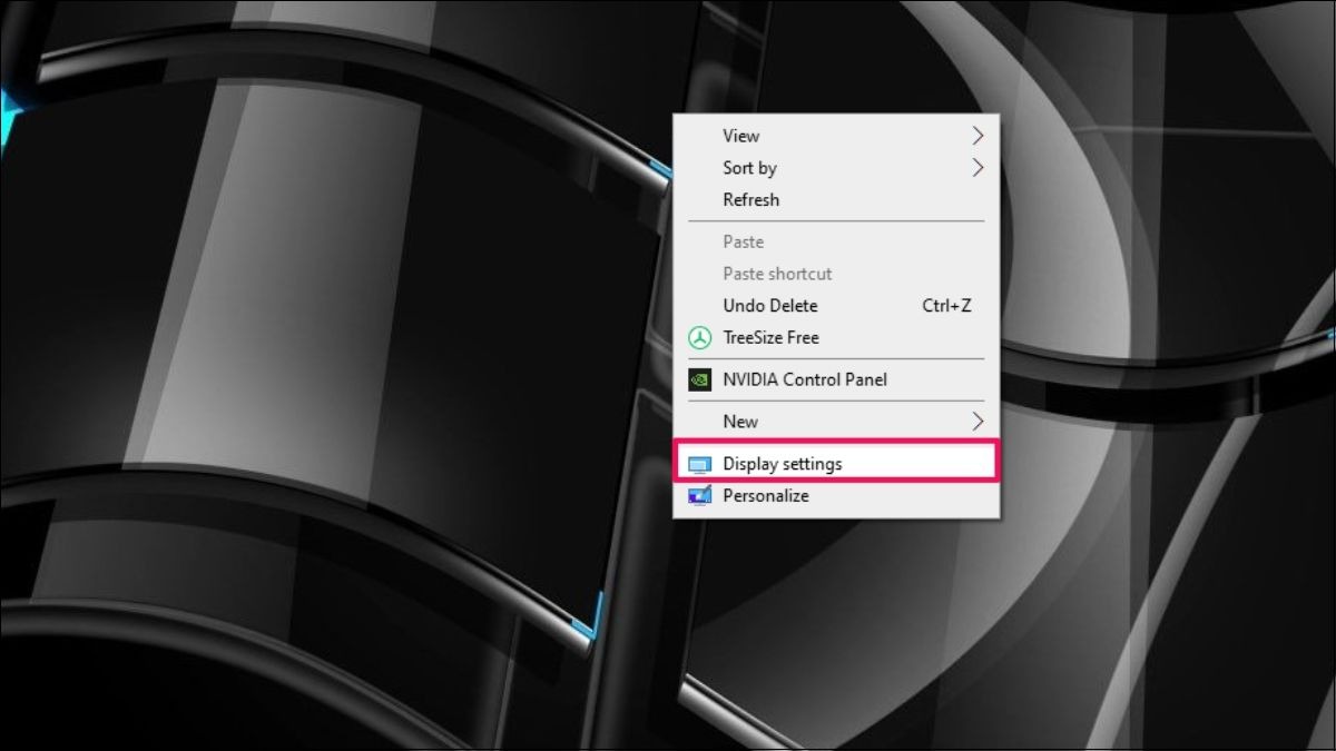Nhấp chuột phải vào màn hình và chọn Display settings
