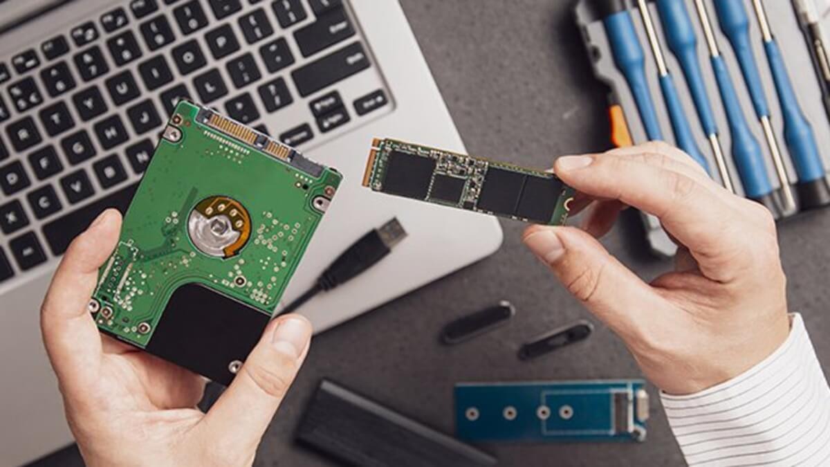 Nếu không chắc chắn bản thân có chuyên môn hãy cẩn thận khi tháo lắp laptop