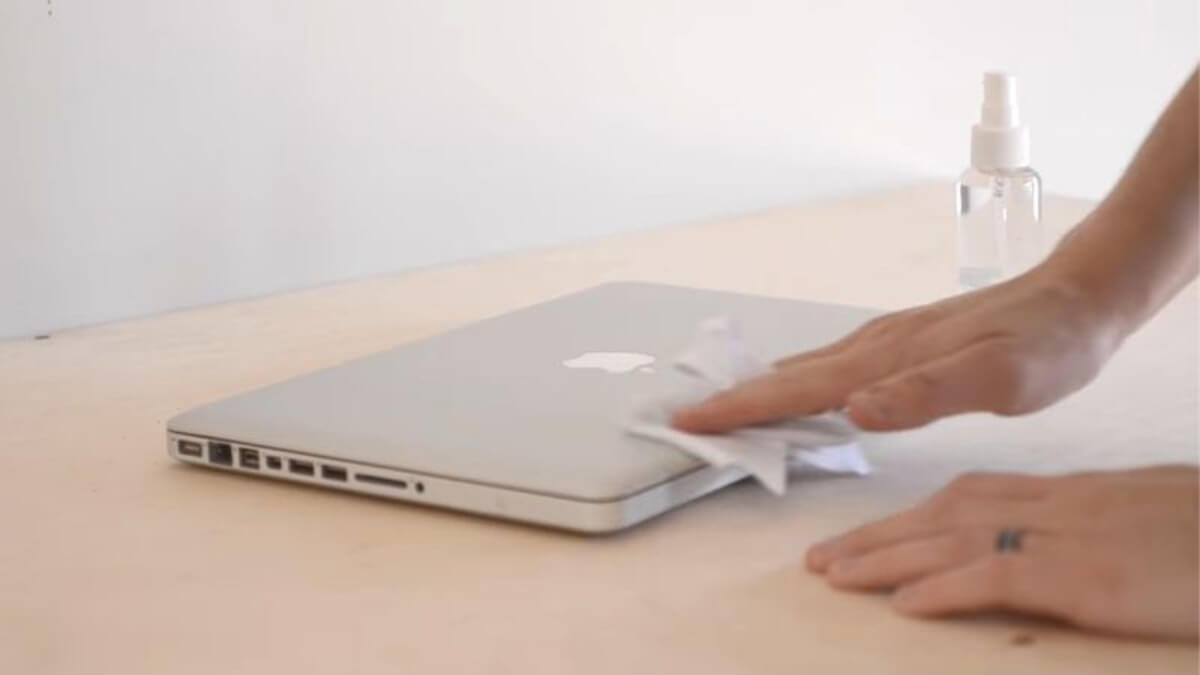 Vệ sinh bên ngoài Laptop
