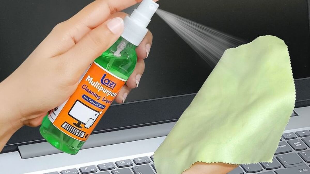 Xịt dung dịch vệ sinh ra khăn, không xịt trực tiếp vào máy tính