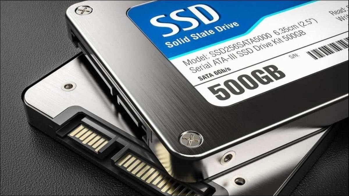 Ổ cứng SSD, gọi là ổ cứng thể rắn, sử dụng bộ nhớ flash để lưu trữ dữ liệu, tương tự như USB hay thẻ nhớ