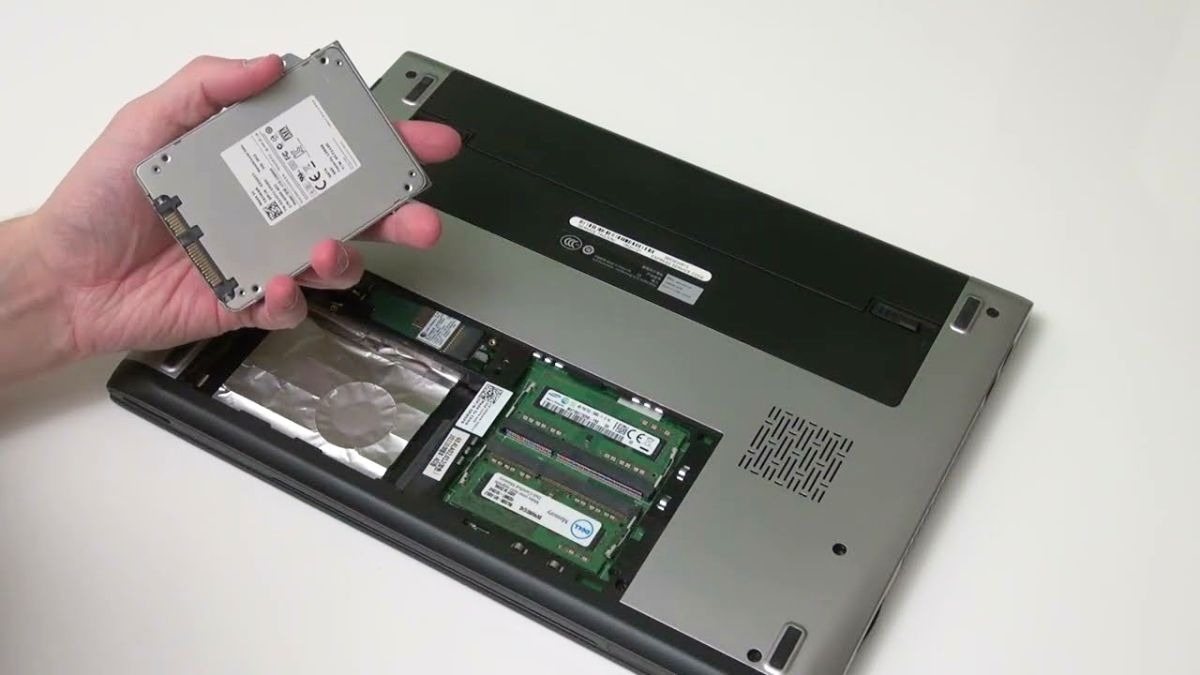 Nếu laptop Dell của bạn thường xuyên bị treo màn hình do thiếu RAM hoặc do ổ cứng hoạt động chậm, bạn nên nâng cấp RAM và chuyển sang ổ cứng SSD nhằm khắc phục tình trạng này thật triệt để.