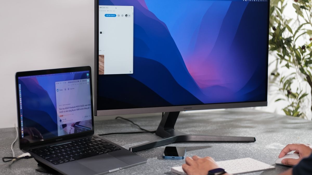 Nếu bạn đang sử dụng màn hình ngoài, việc màn hình laptop bị thu nhỏ hai bên có thể liên quan đến vấn đề kết nối hoặc cài đặt hiển thị.