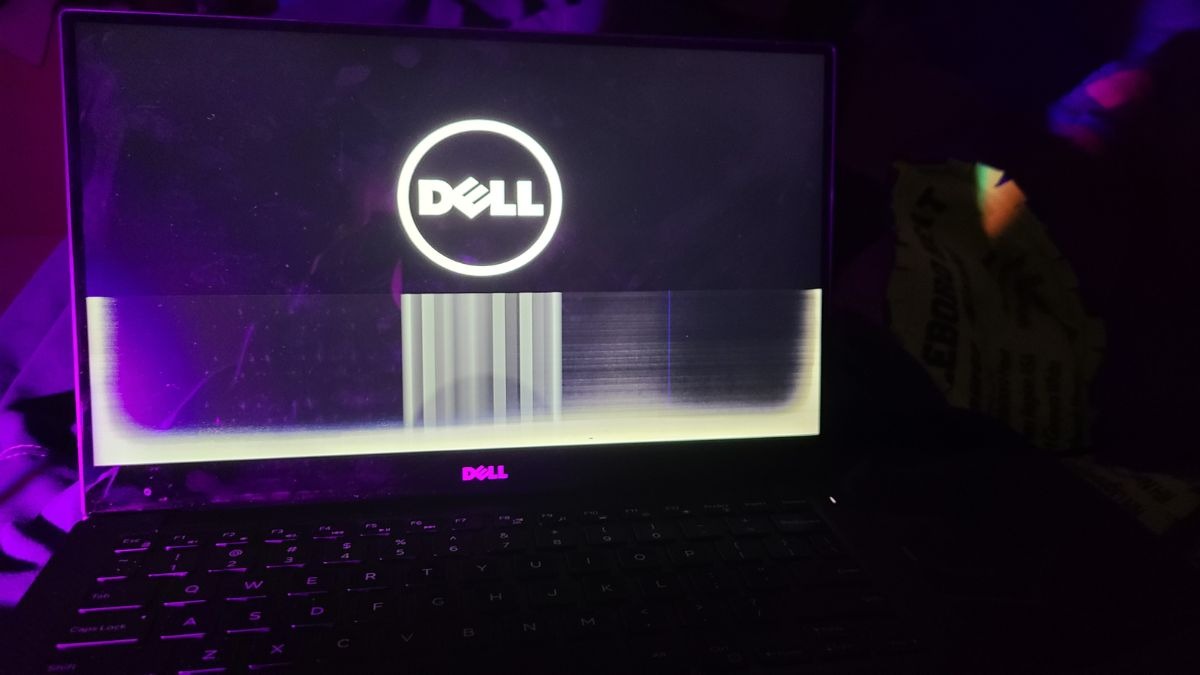 Treo màn hình là tình trạng laptop Dell của bạn đột ngột ngừng hoạt động và hoàn toàn không phản hồi bất kỳ thao tác nào từ phía người dùng.