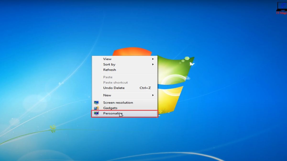 Nhấn chuột phải vào vùng trống bất kỳ trên màn hình Desktop và chọn Personalize từ menu ngữ cảnh.