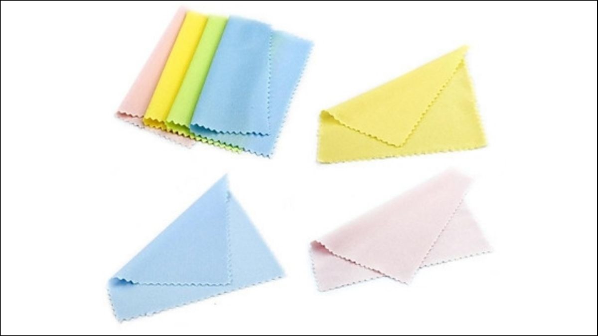 Chuẩn bị khăn lau kính chuyên dụng