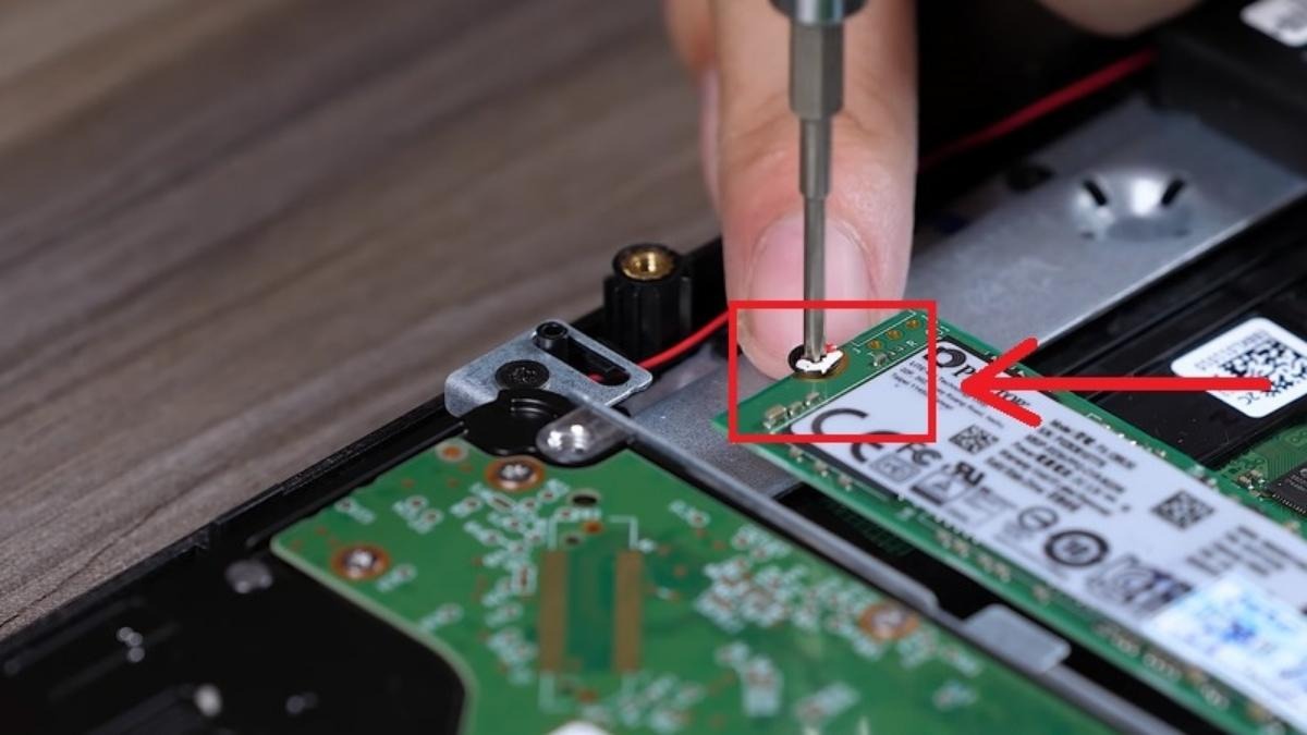 Tháo ốc vít cố định SSD