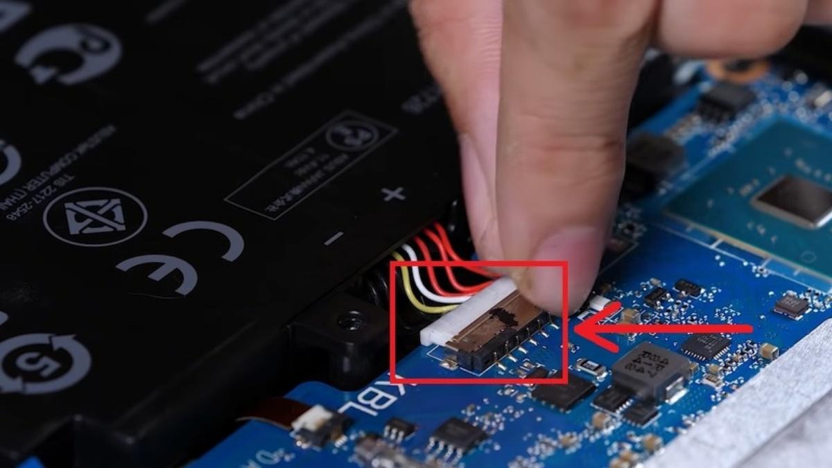 Kết nối lại pin sau khi đã lắp SSD xong
