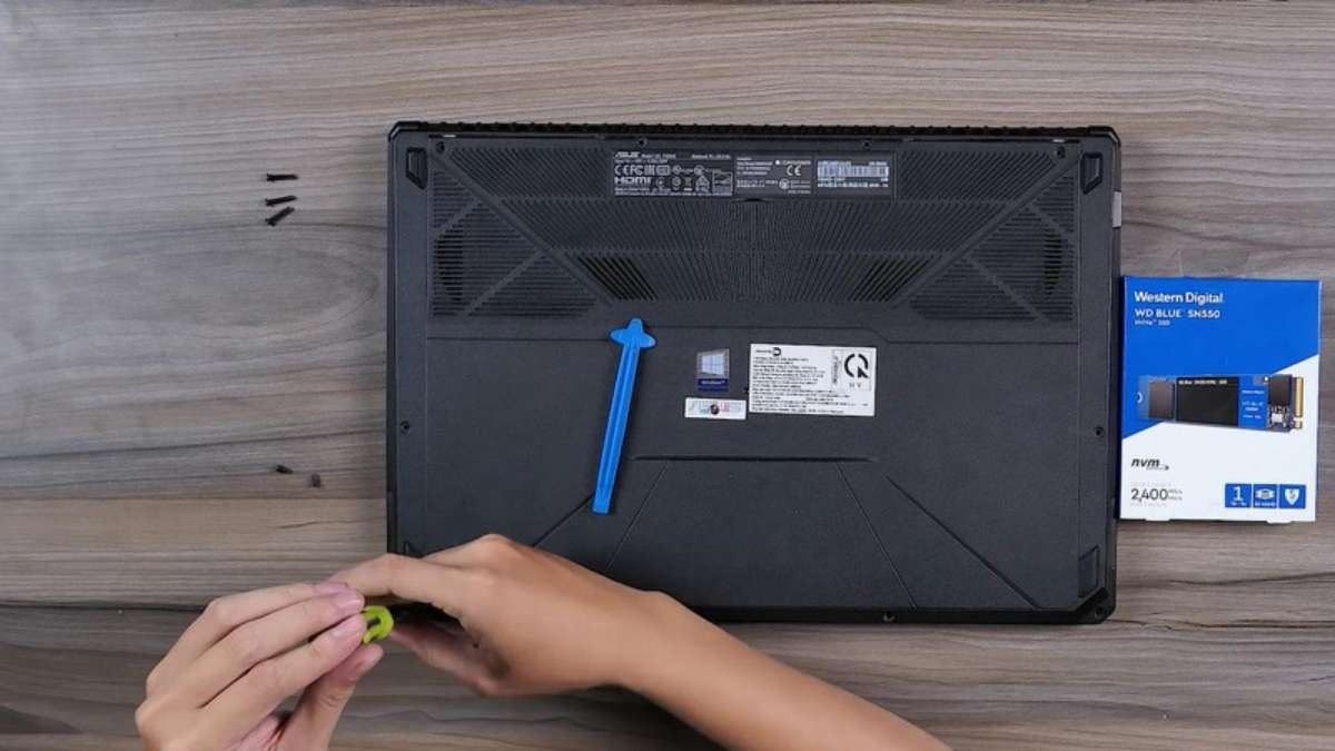 Dùng tua vít tháo hết ốc ở mặt dưới laptop