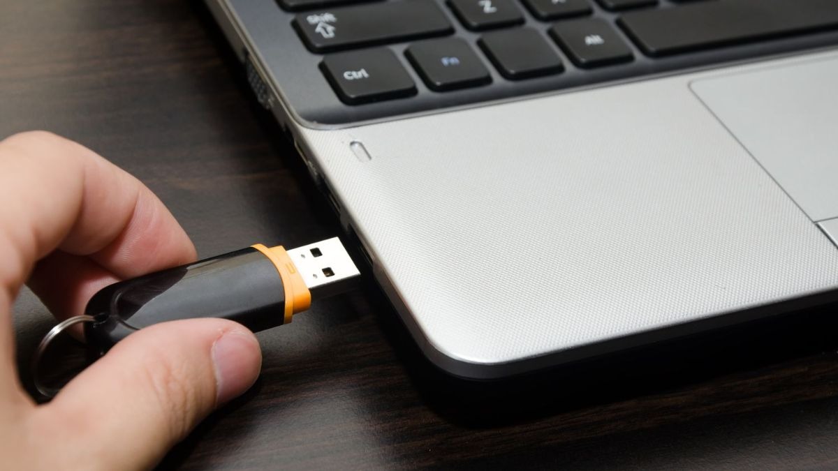 Cắm USB boot.