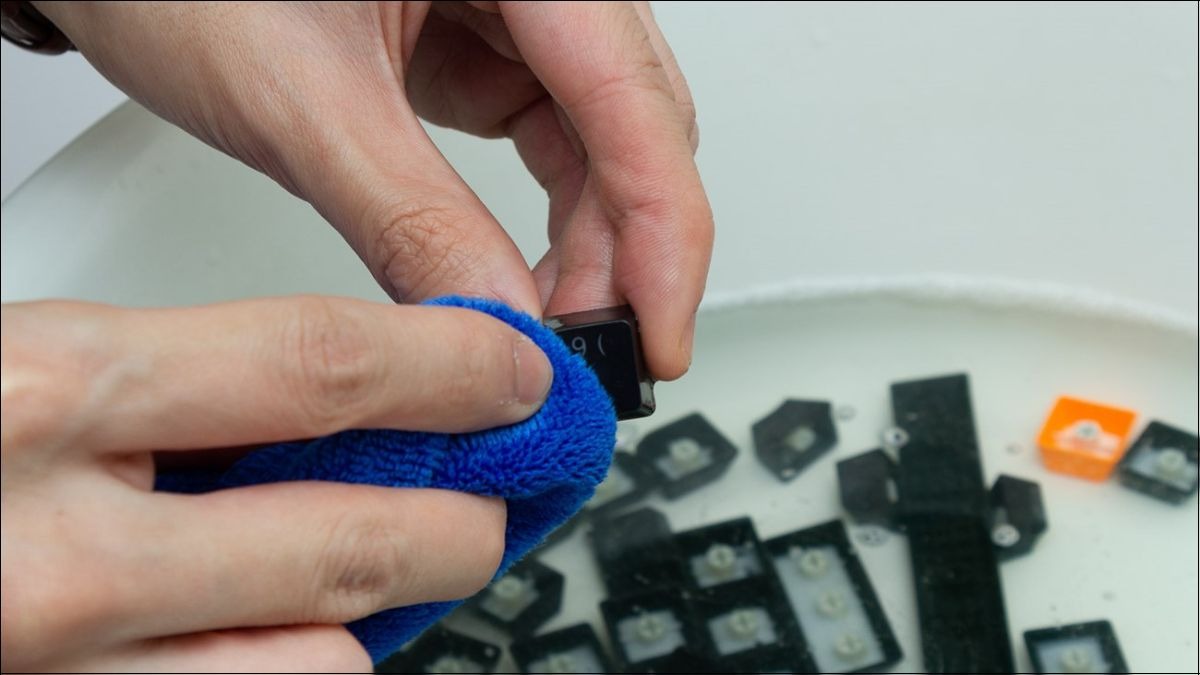 Ngâm và rửa keycap