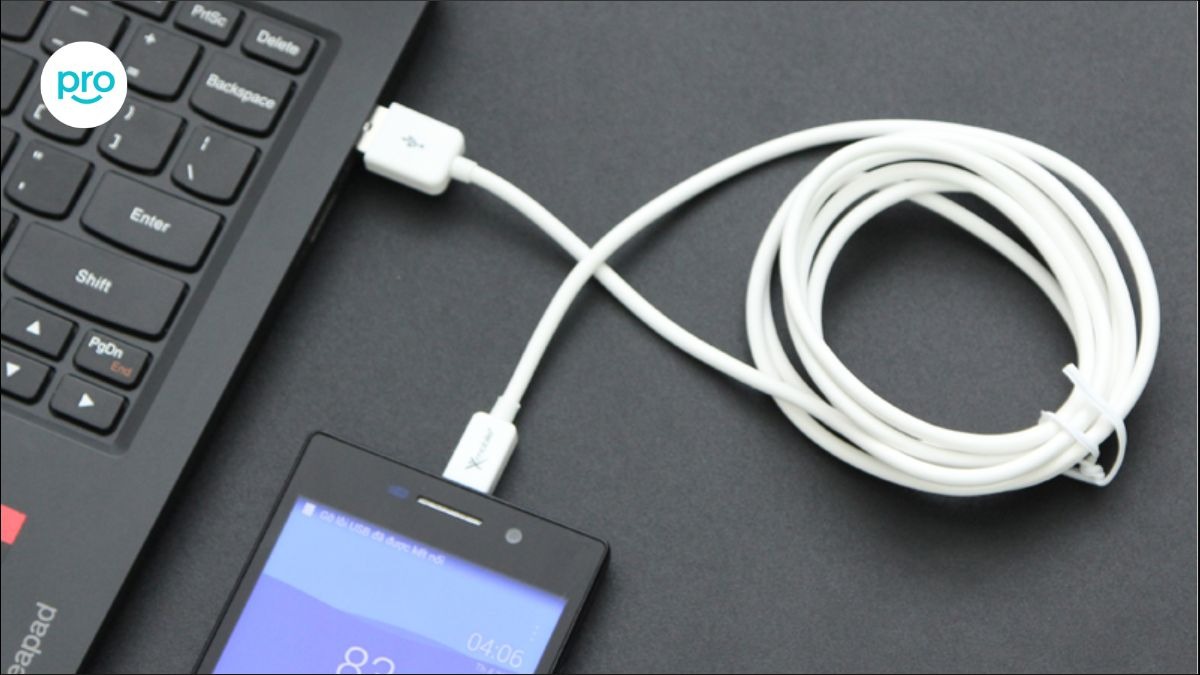 Để kết nối điện thoại Android với laptop, bạn cần một cáp USB tương thích.