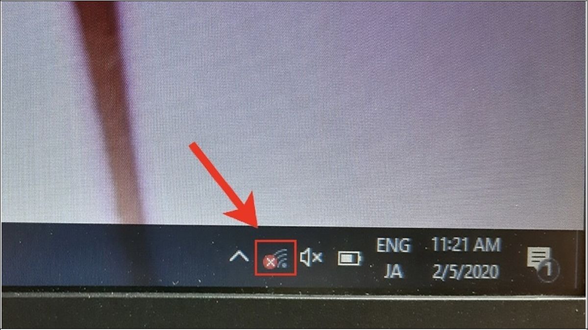 Thanh taskbar của laptop hiển thị dấu gạch chéo đỏ, điều này báo hiệu laptop đã hoàn toàn mất kết nối wifi
