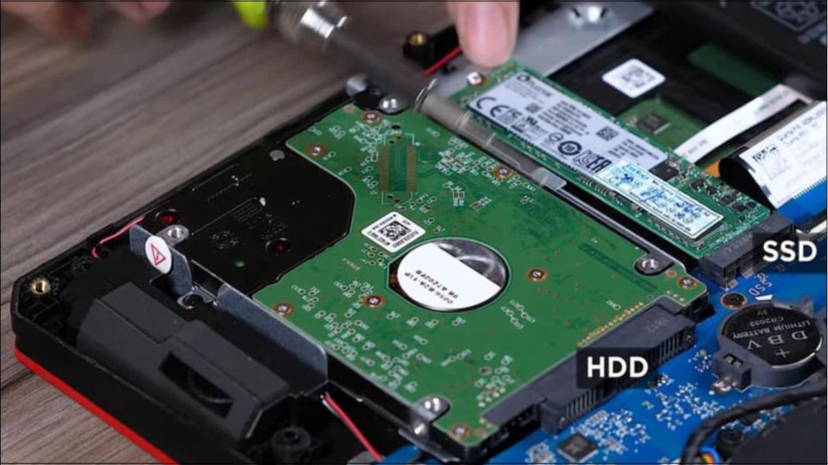 Ổ cứng thường được gắn bằng vài con ốc và có cáp kết nối với mainboard