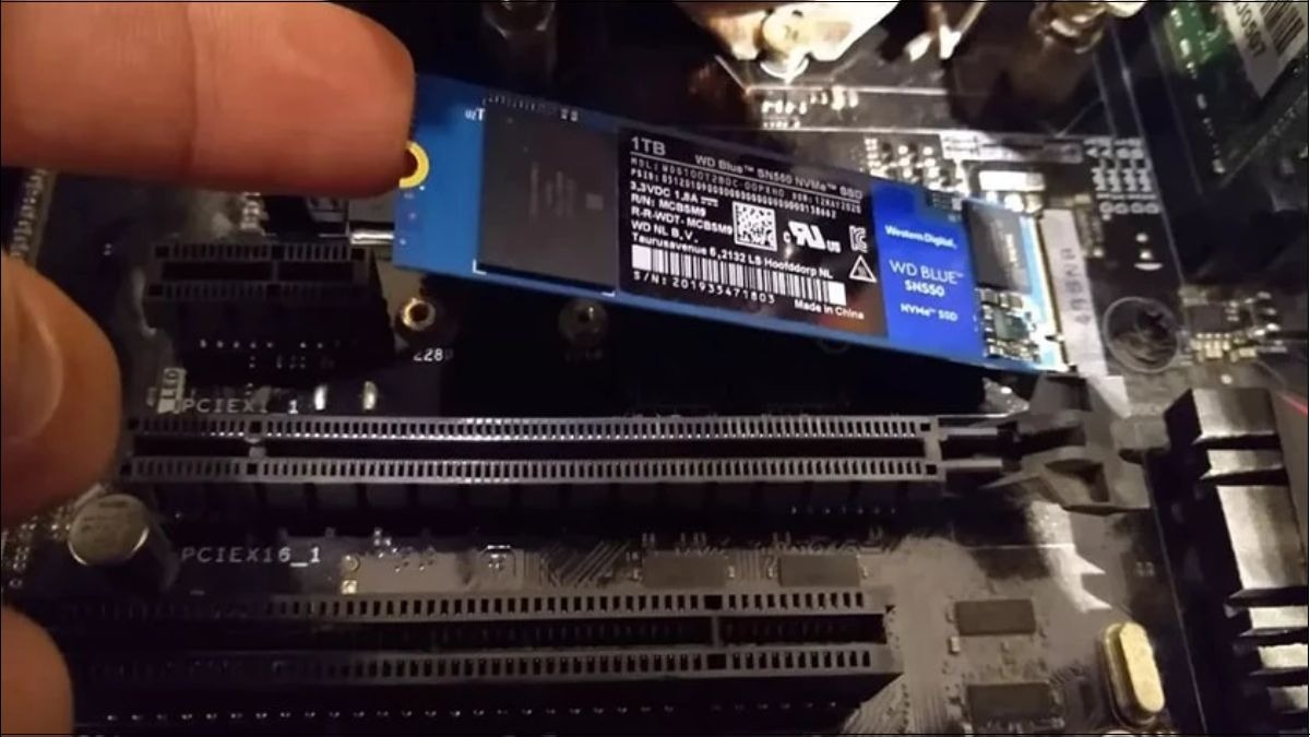 Lắp SSD vào vị trí ổ cứng cũ, kết nối cáp dữ liệu và cáp nguồn