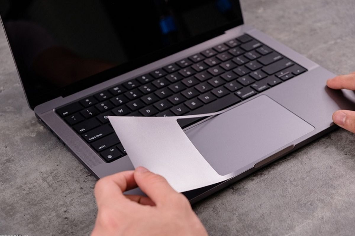 Miếng dán có thể giúp bảo vệ touchpad khỏi trầy xước, bụi bẩn