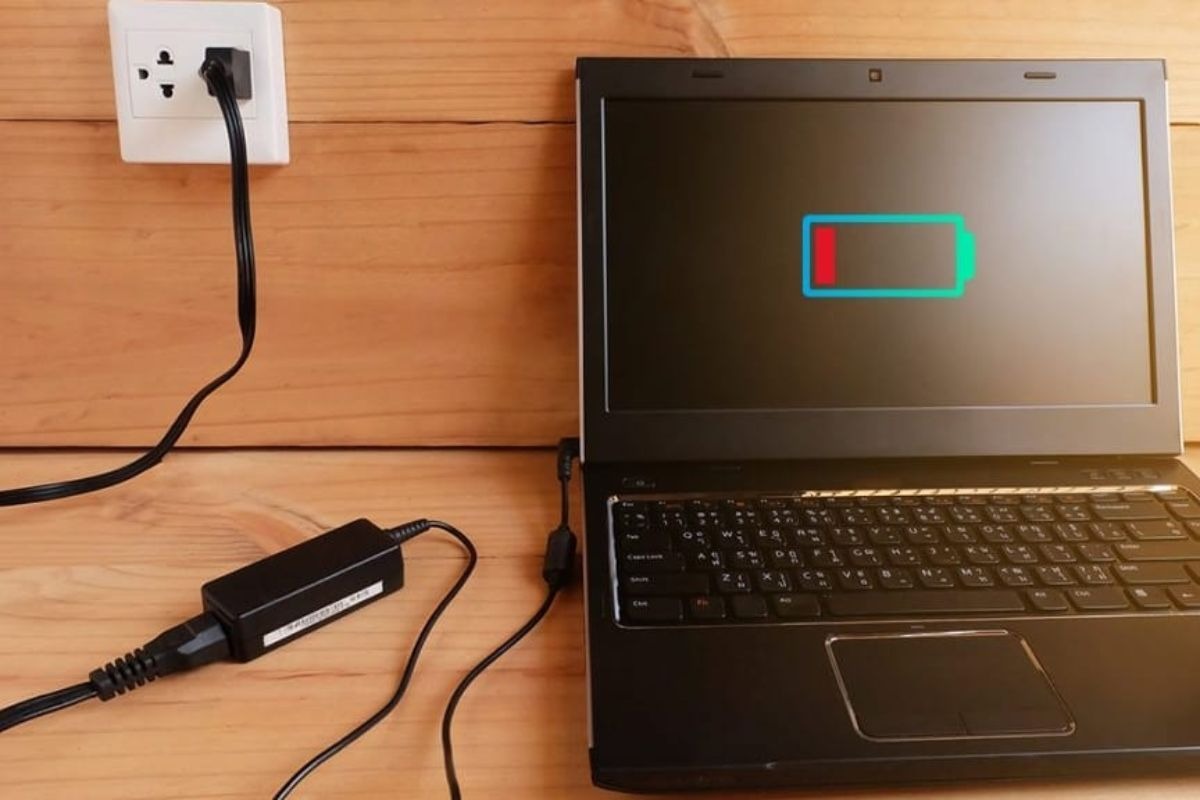 Trong suốt quá trình xóa dữ liệu, bạn cần đảm bảo laptop được cắm nguồn liên tục.