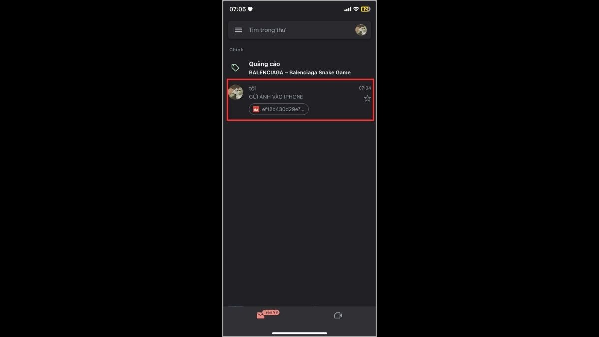 Trên iPhone, bạn mở ứng dụng Email và đăng nhập vào tài khoản tương ứng.