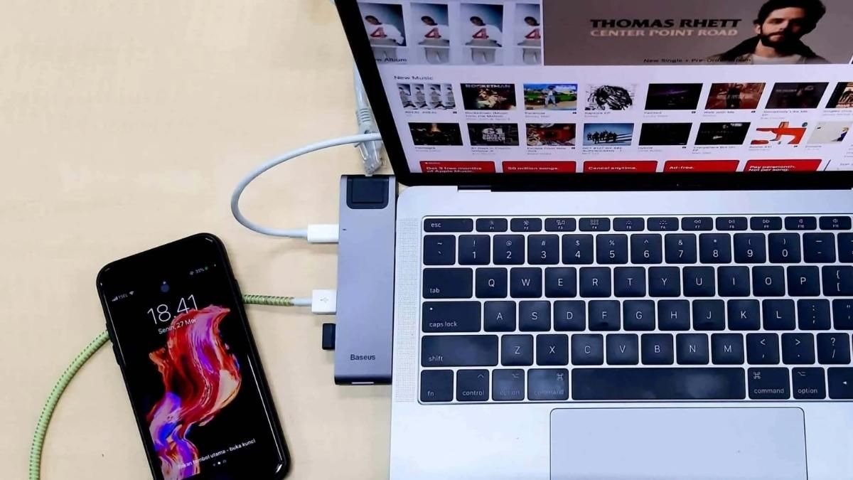 Dùng cáp USB để kết nối điện thoại với máy tính. Hãy đảm bảo bạn sử dụng cáp USB phù hợp và tương thích với cả hai thiết bị.