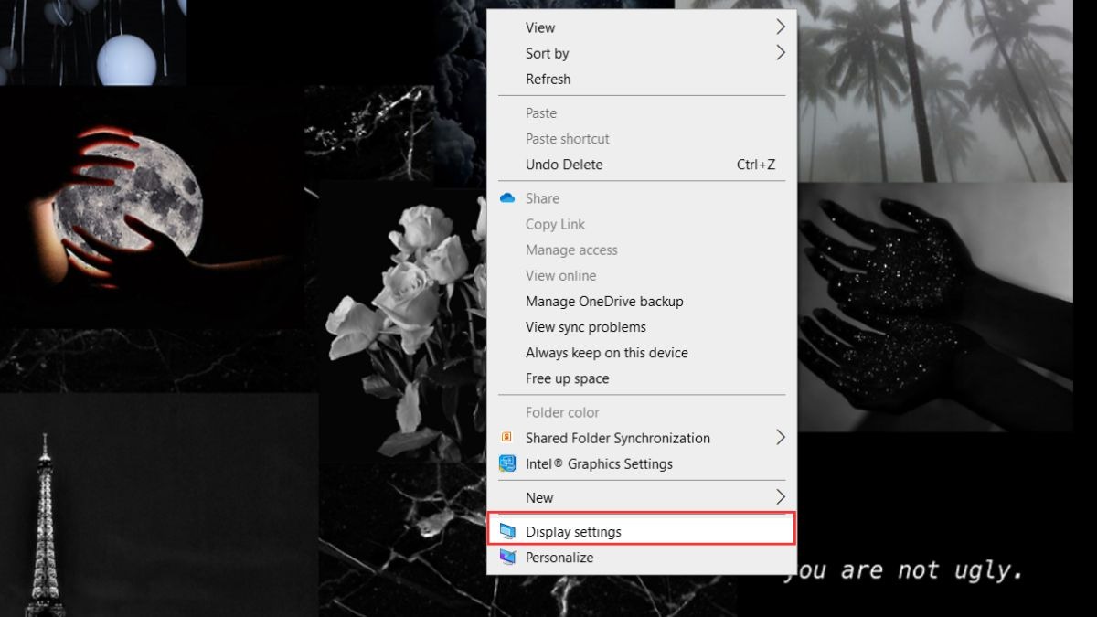 Nhấn chuột phải vào bất kỳ khu vực trống nào trên màn hình Desktop và bấm chọn Display Settings từ menu ngữ cảnh.