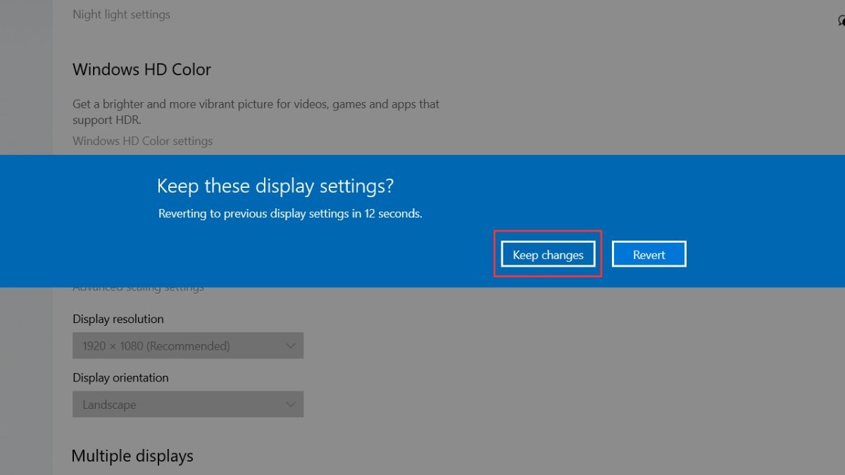 Trong cửa sổ Settings, tìm và chọn mục Resolution rồi chọn độ phân giải được hệ điều hành đề xuất (có chữ Recommended bên cạnh).