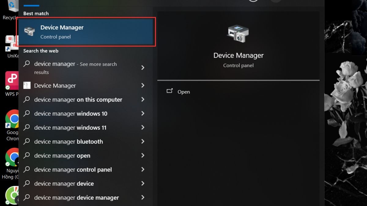 Mở Device Manager bằng cách nhấn chuột phải vào nút Start và chọn Device Manager. Sau đó, bạn tìm mục Display adapters và mở rộng nó.