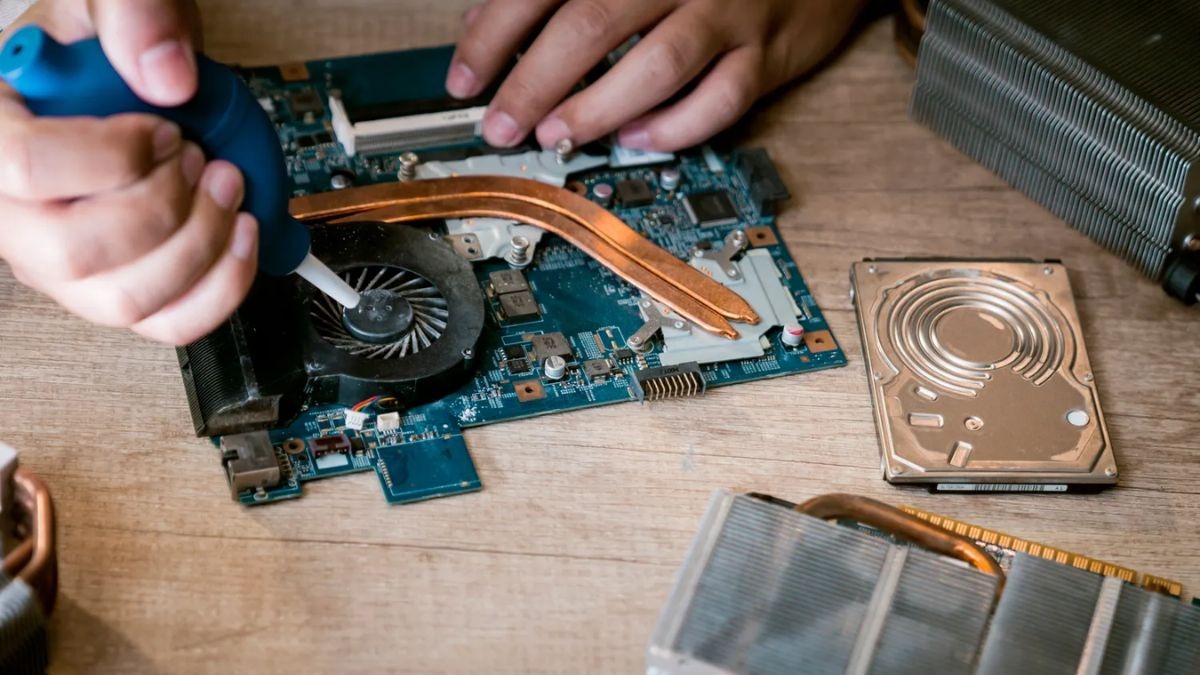 Khi laptop Dell bị quá nhiệt do hệ thống tản nhiệt hoạt động kém hiệu quả, máy có thể gặp phải tình trạng treo màn hình. Để khắc phục, bạn cần vệ sinh khe tản nhiệt và cân nhắc sử dụng thêm đế tản nhiệt.