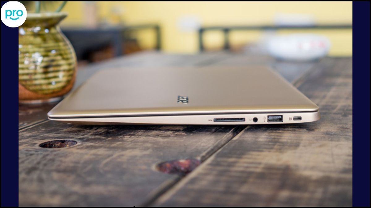 Kiểm tra hai bên cạnh laptop, gần trackpad biết laptop có khe cắm thẻ nhớ hay không